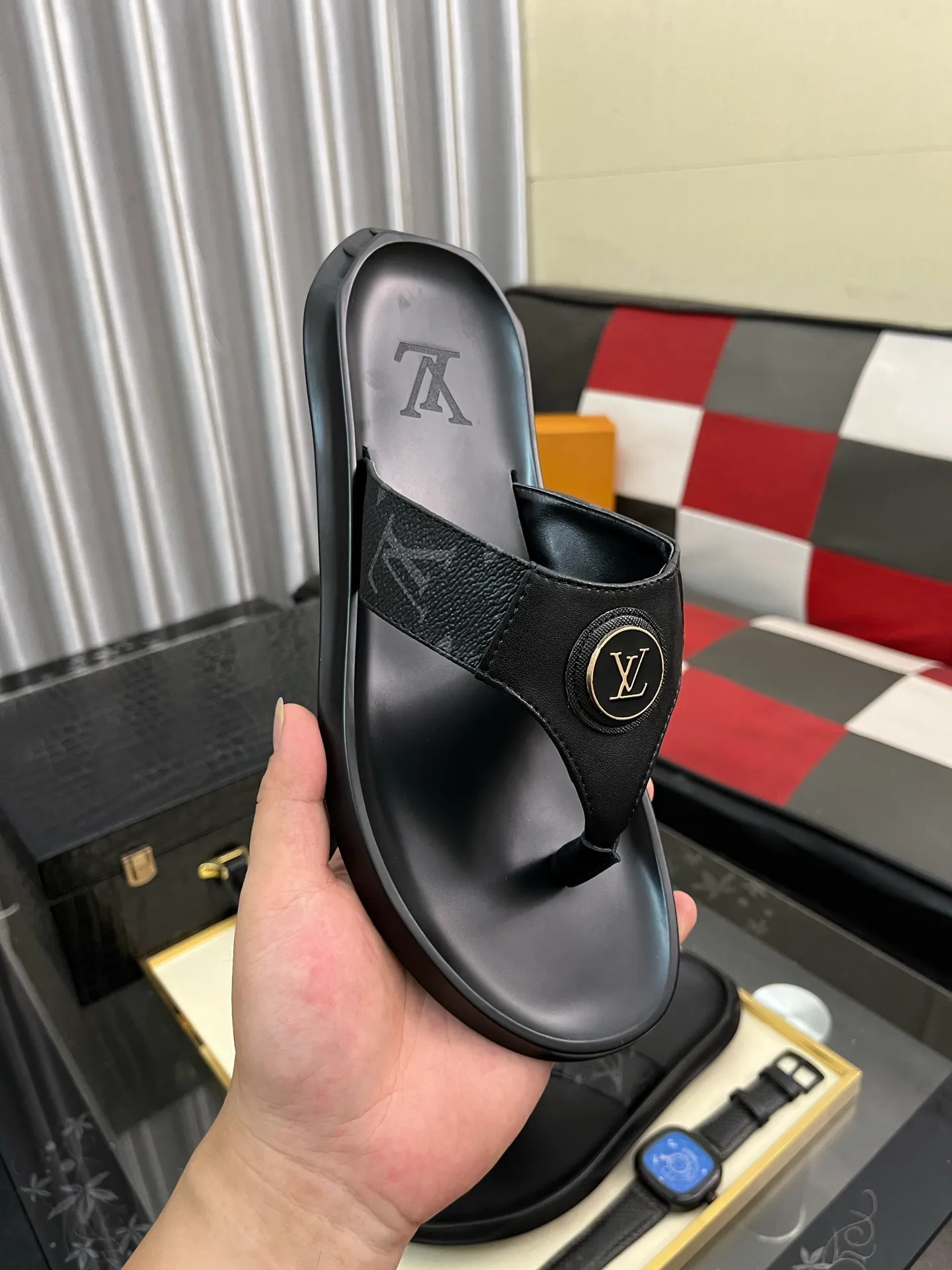 Men's shoes 💰260⌚️⌚️lv-Louis Vuitton) new men's sandals, high-end boutique, exquisite embossed logo decoration on the upper, fine workmanship, super soft soles, casual, loose and comfortable, a must-have in summer! \nsize: 38-443️⃣Colors available